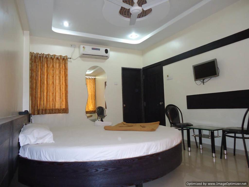 Hotel Sai Galaxy Inn 쉬르디 객실 사진