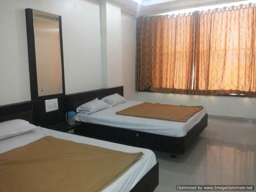 Hotel Sai Galaxy Inn 쉬르디 객실 사진